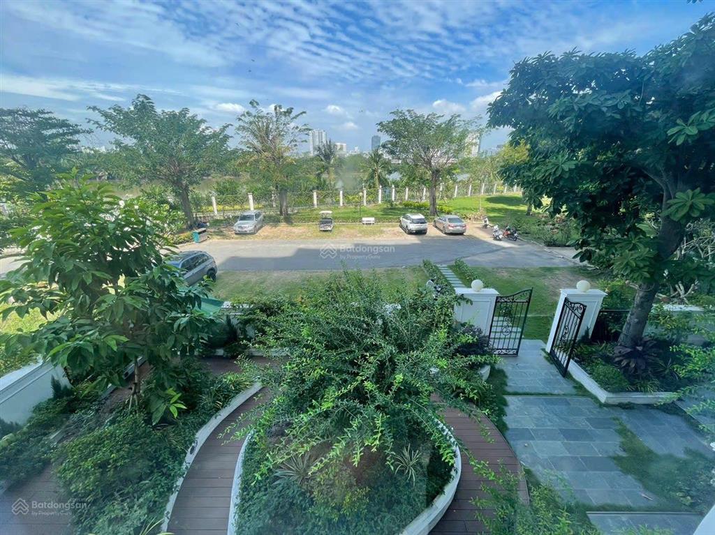 Cho thuê biệt thự phú mỹ hưng, có hai sân vườn, penthouse dưới đất, phòng khách siêu rộng, 4pn, 4wc