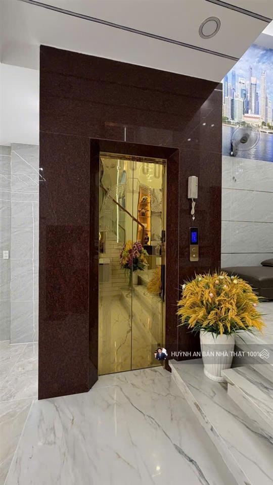 Nhà vip có thang máy 450kg  chỉ 7,8 tỷ tl( 5.2 x 11) 5 tầng  4pnđường nhựa 6m thông hương lộ 2