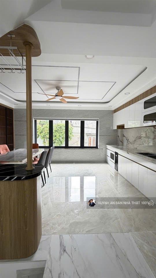 Nhà vip có thang máy 450kg  chỉ 7,8 tỷ tl( 5.2 x 11) 5 tầng  4pnđường nhựa 6m thông hương lộ 2