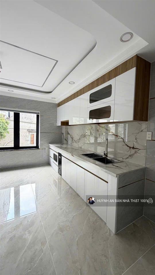 Nhà vip có thang máy 450kg  chỉ 7,8 tỷ tl( 5.2 x 11) 5 tầng  4pnđường nhựa 6m thông hương lộ 2
