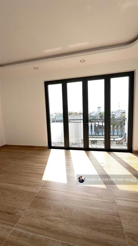 Nhà vip có thang máy 450kg  chỉ 7,8 tỷ tl( 5.2 x 11) 5 tầng  4pnđường nhựa 6m thông hương lộ 2