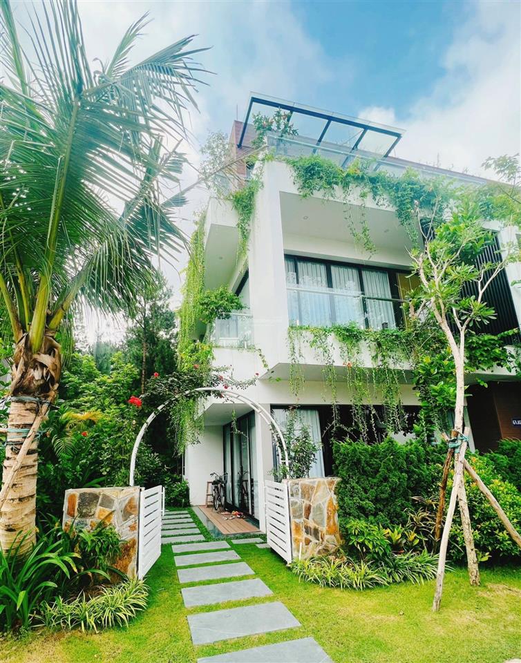Bán gấp biệt thự 200m² xây dựng 3 tầng view hồ, view rừng thông full nội thất cao cấp