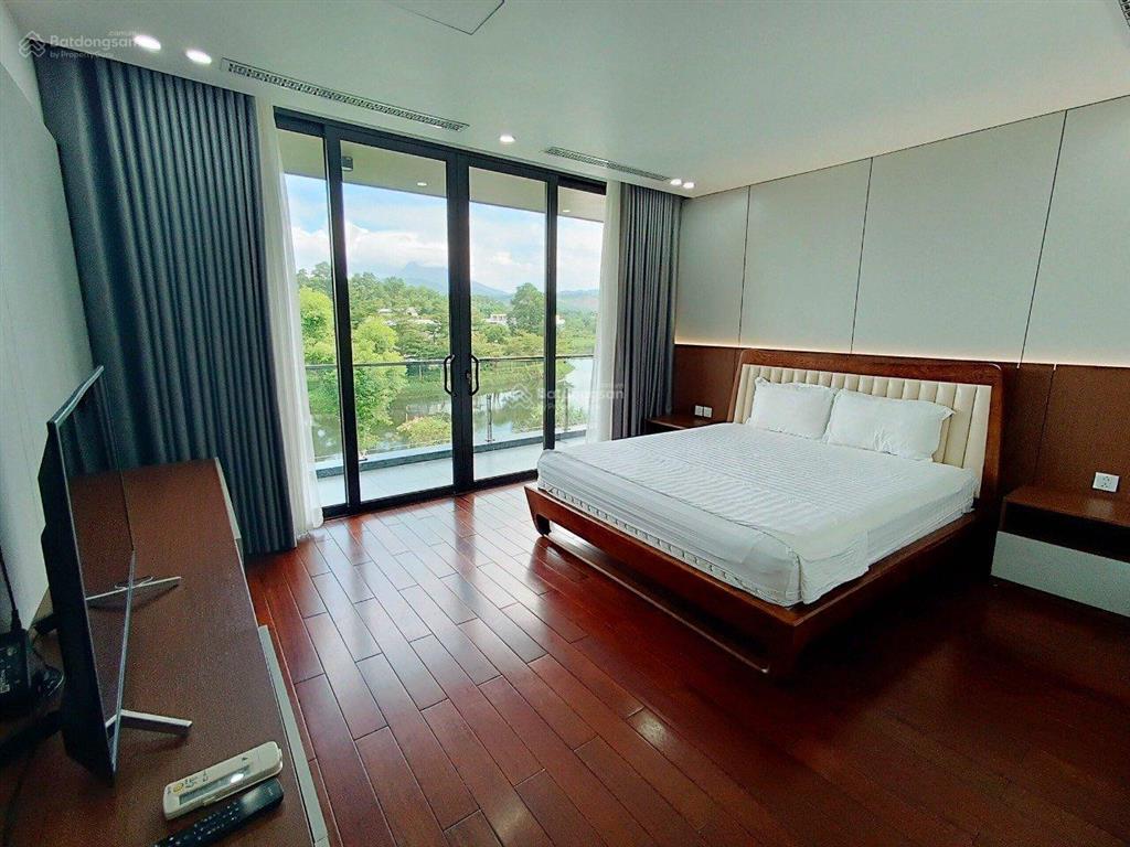 Bán biệt thự 700m2 mặt hồ mặt tiền 20m nội thất mới tinh