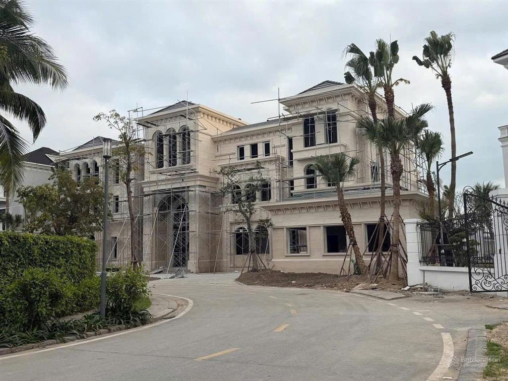 Cần bán dinh thự mặt biển 1 bước chạm cát ( sổ đỏ lâu dài)