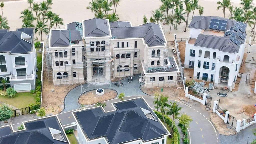 Cần bán dinh thự mặt biển 1 bước chạm cát ( sổ đỏ lâu dài)