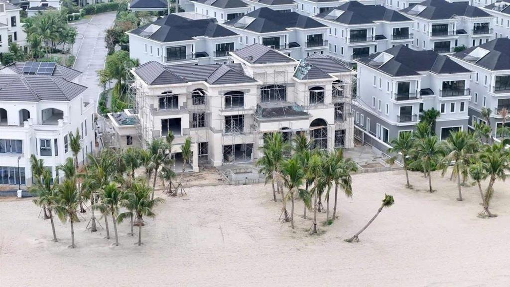 Cần bán dinh thự mặt biển 1 bước chạm cát ( sổ đỏ lâu dài)