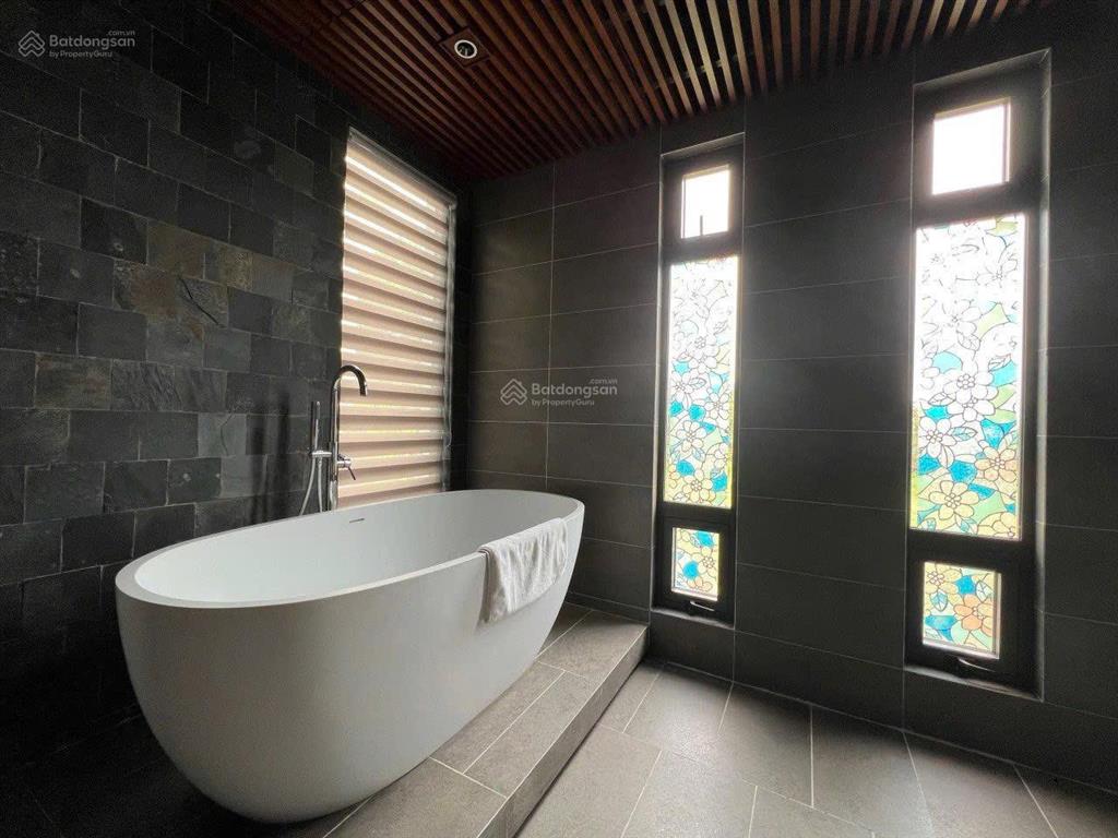 Tôi cần bán gấp resort khuôn viên riêng, view hồ thiết kế tỉ mỉ kinh doanh tốt