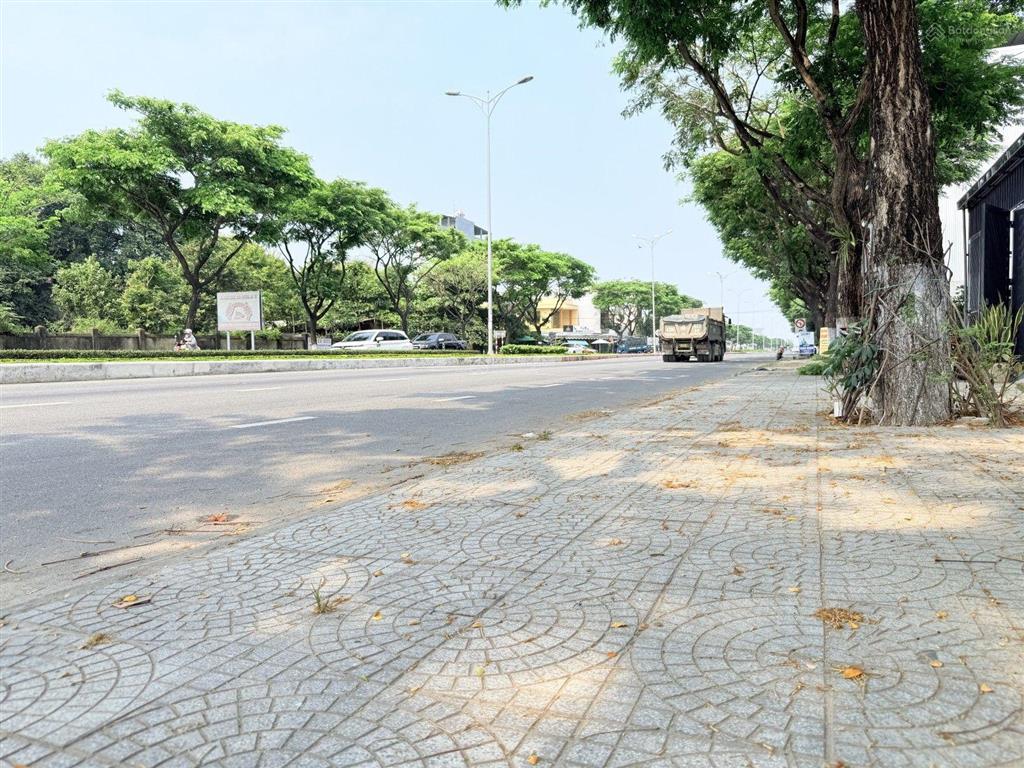 Mặt phố võ chí công  đường 33m  vị trí cực đẹp  gần fpt  kinh doanh đỉnh  100m  chỉ 9,1 tỷ