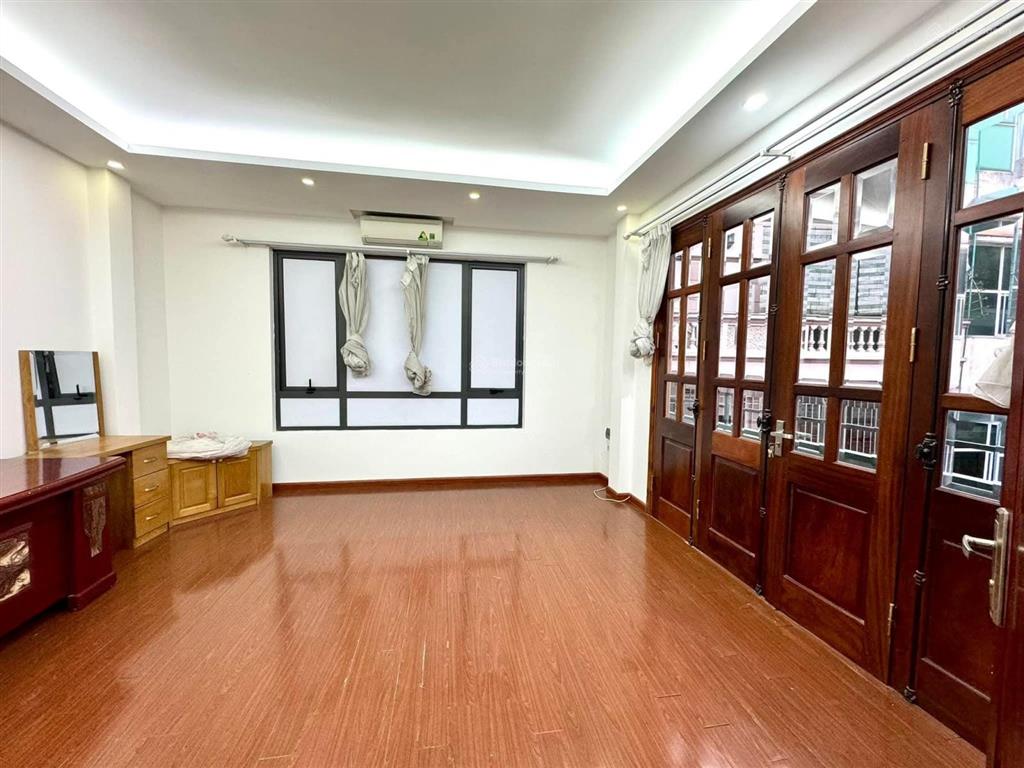 Bán nhà hoàng cầu  49m2 x 4 tầng lô góc hiếm  nhà đẹp như biệt thự  20m ra ô tô tránh  gần hồ.