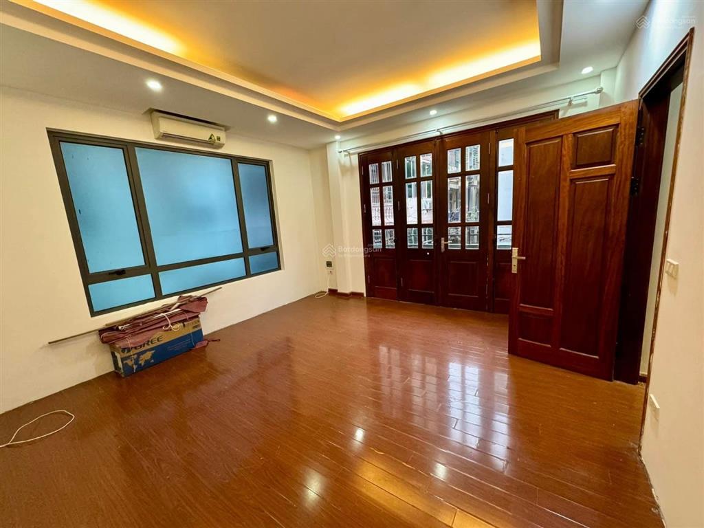 Bán nhà hoàng cầu  49m2 x 4 tầng lô góc hiếm  nhà đẹp như biệt thự  20m ra ô tô tránh  gần hồ.