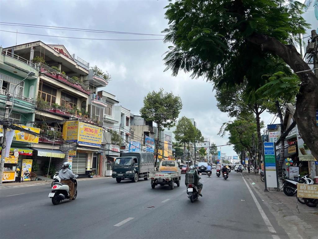 Bán nhà 3 tầng góc 2 mặt tiền đường trần hưng đạo ngang trên 7m, hiện đang cho thuê