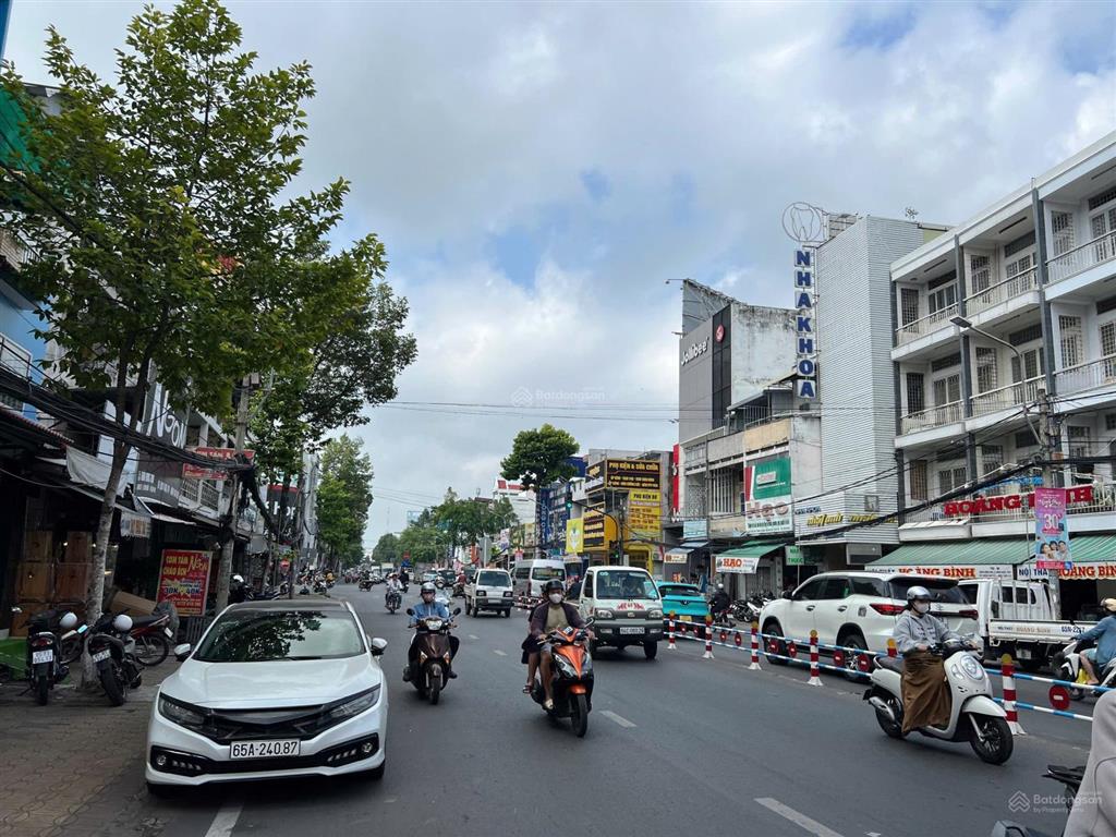 Bán nhà 3 tầng góc 2 mặt tiền đường trần hưng đạo ngang trên 7m, hiện đang cho thuê