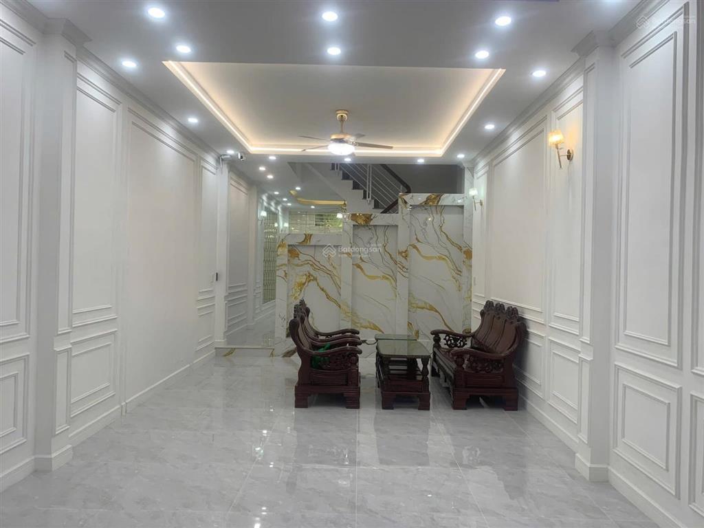 Bán nhà mới 2 lầu đường b18 kdc hưng phú 1 , dọn vào là ở ngay .