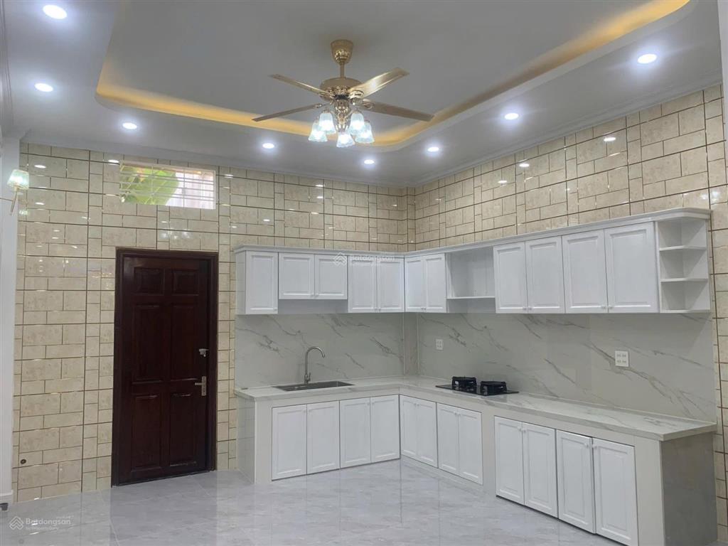 Bán nhà mới 2 lầu đường b18 kdc hưng phú 1 , dọn vào là ở ngay .