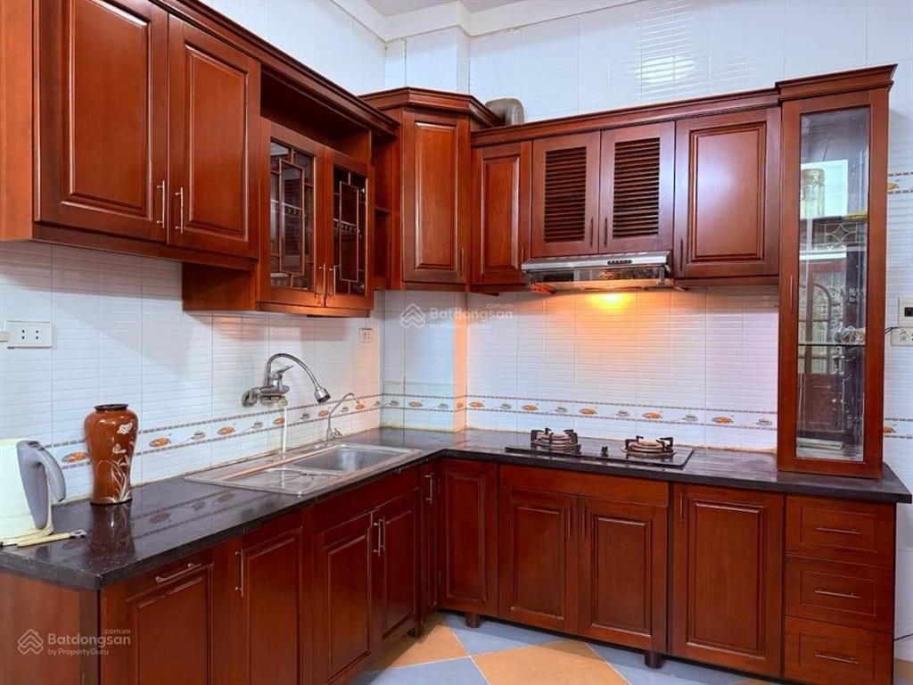 Nhà chính chủ xây mặt tiền rộng. cách phố chỉ 10m. chủ tặng lại full nội thất.
phố ngọc khánh 40m2