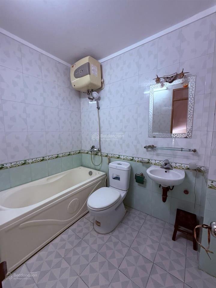 Nhà chính chủ xây mặt tiền rộng. cách phố chỉ 10m. chủ tặng lại full nội thất.
phố ngọc khánh 40m2