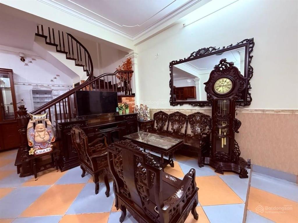 Nhà chính chủ xây mặt tiền rộng. cách phố chỉ 10m. chủ tặng lại full nội thất.
phố ngọc khánh 40m2