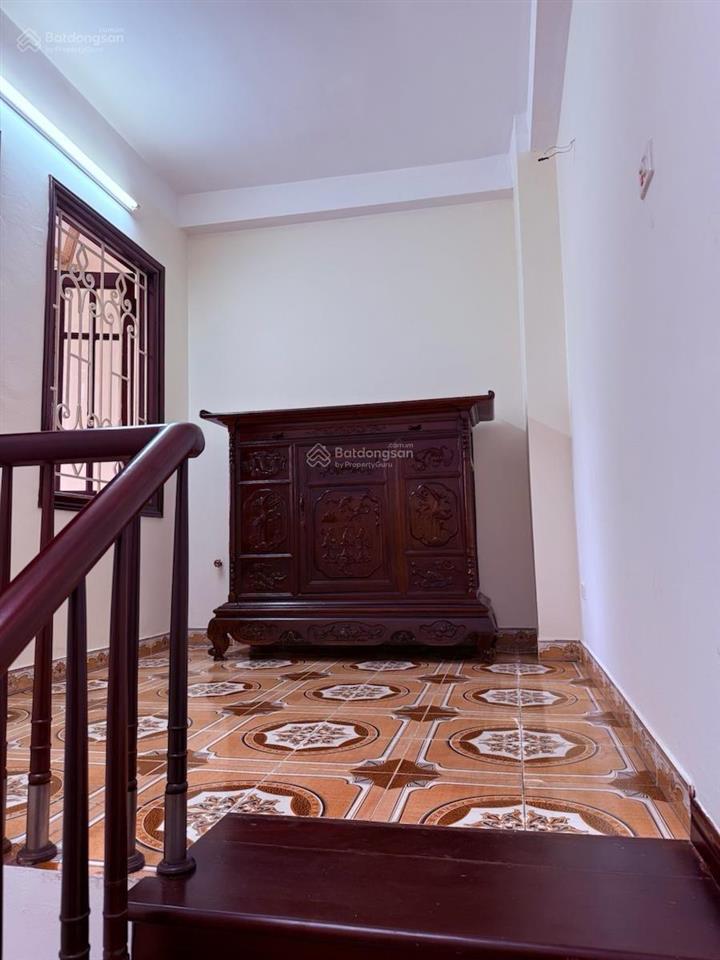 Nhà chính chủ xây mặt tiền rộng. cách phố chỉ 10m. chủ tặng lại full nội thất.
phố ngọc khánh 40m2