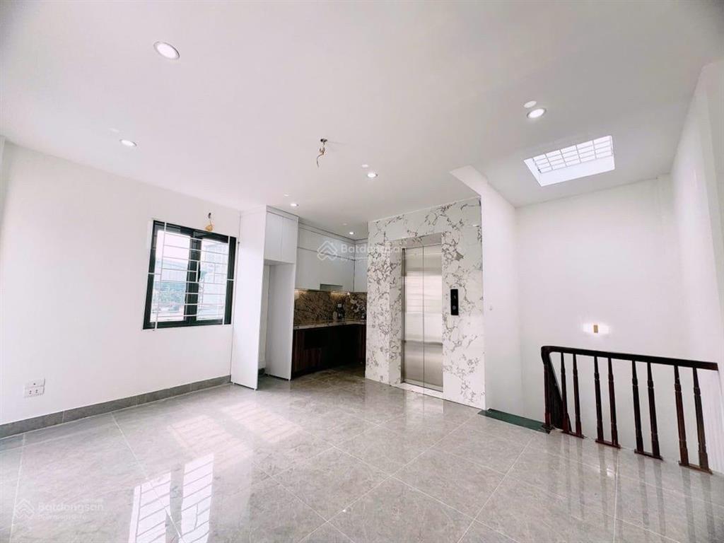 Lò đúc, trần khát chân, 50m ra phố, lô góc 5t thang máy, sân siêu rộng. 42m 2mat tien 4,5m