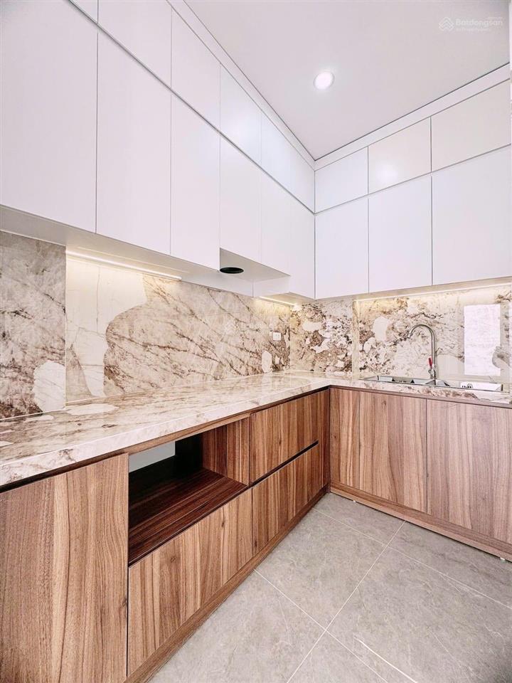 Lò đúc, trần khát chân, 50m ra phố, lô góc 5t thang máy, sân siêu rộng. 42m 2mat tien 4,5m