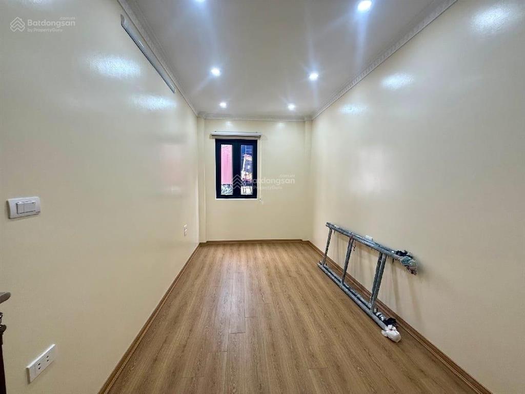 Mặt phố gần trần khát chân 6 tầng thang máy diện tích 51 m ô tô đỗ cửa kinh danhchào 23.tỷ
