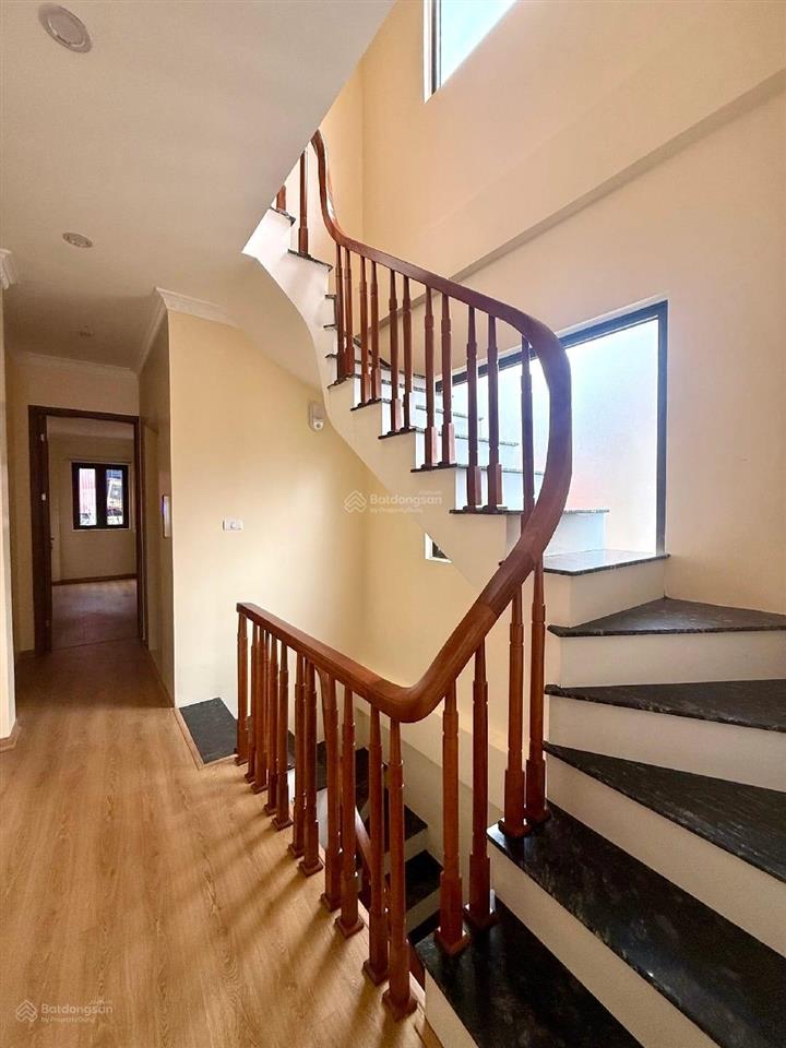 Mặt phố gần trần khát chân 6 tầng thang máy diện tích 51 m ô tô đỗ cửa kinh danhchào 23.tỷ