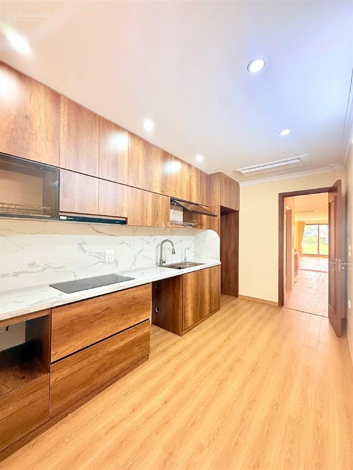 Mặt phố gần trần khát chân 6 tầng thang máy diện tích 51 m ô tô đỗ cửa kinh danhchào 23.tỷ