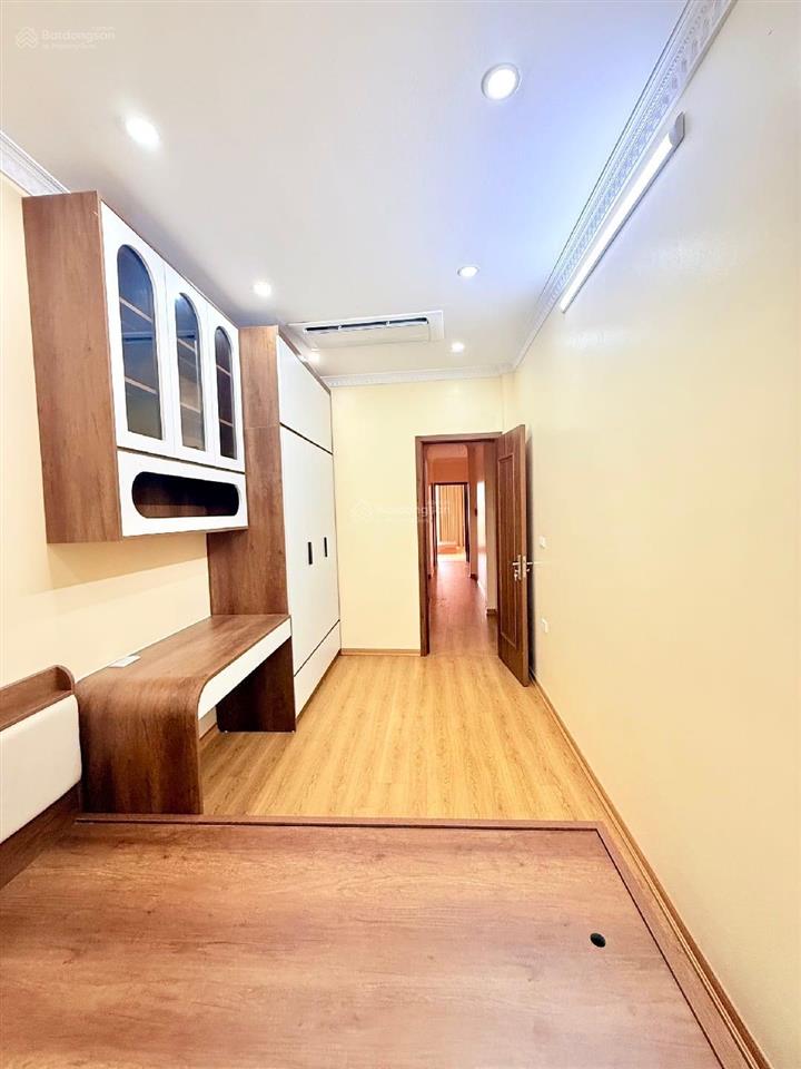 Mặt phố gần trần khát chân 6 tầng thang máy diện tích 51 m ô tô đỗ cửa kinh danhchào 23.tỷ
