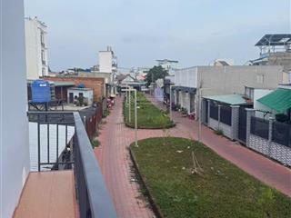 Nhà shr  thị trấn hóc môn nhà lầu góc 2 mặt tiền, giá 1.68 tỷ.