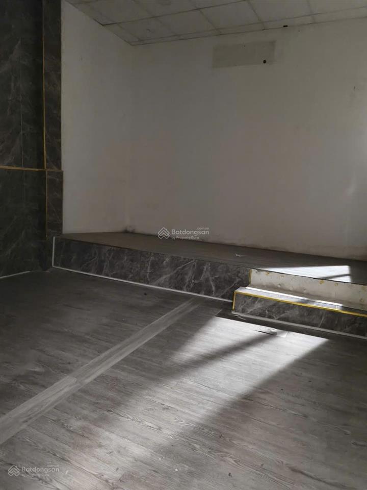 Cho thuê nhà mặt tiền nguyễn tri phương, p7, q5  4x11m  4 phòng  15 triệu hiếm có
