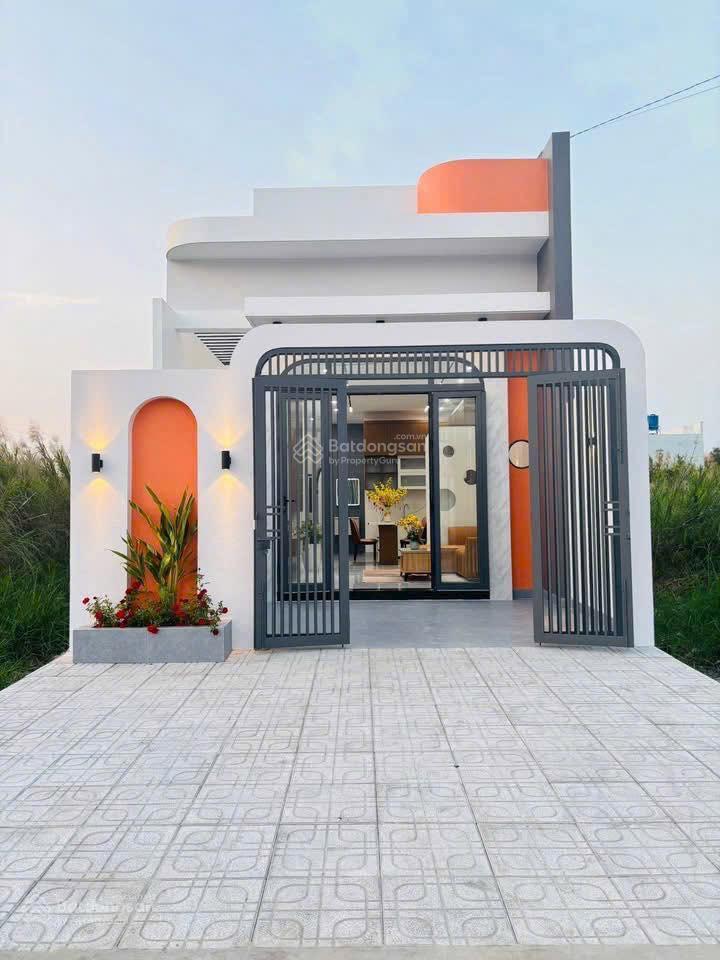 Chính chủ bán nhà cấp 4 (5x20m) giá cắt lỗ còn gần bến xe q8 bình chánh giá 900 triệu