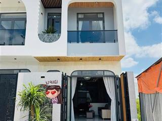 Chính chủ bán nhà 1 trệt 1 lầu mặt tiền hướng ra chợ bờ ngựa giá thỏa thuận