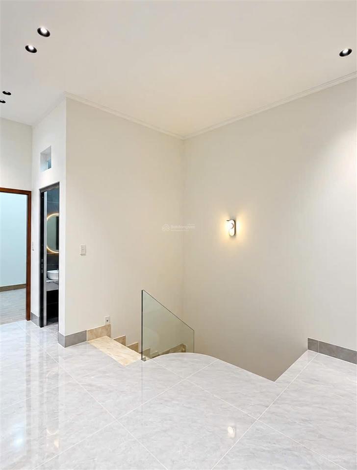 Thanh lý nhà 1 trệt, 2 lầu (5x20m) gần bến xe quận 8 bình chánh giá 1 tỷ 180 triệu