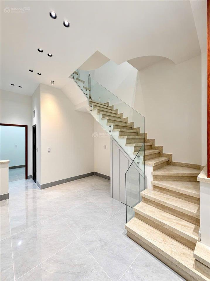Thanh lý nhà 1 trệt, 2 lầu (5x20m) gần bến xe quận 8 bình chánh giá 1 tỷ 180 triệu