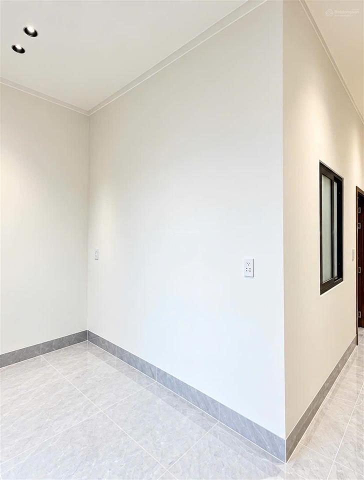 Thanh lý nhà 1 trệt, 2 lầu (5x20m) gần bến xe quận 8 bình chánh giá 1 tỷ 180 triệu