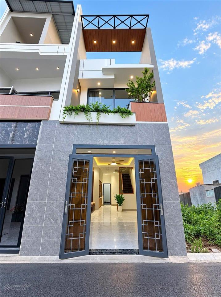 Thanh lý nhà 1 trệt, 2 lầu (5x20m) gần bến xe quận 8 bình chánh giá 1 tỷ 180 triệu