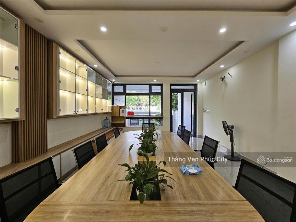 Căn nhà hiếm chủ bán đối diện công viên, hồ bơi, thiết kế có thang máy hiện đại, nhà đẹp
