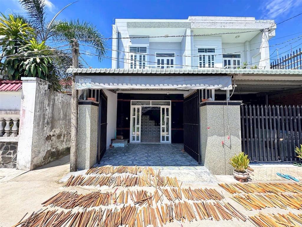 Chính chủ cần bán nhà ngay tt đức hoà 1/ tl 825 đường bêtong 5m 4,5x20 giá bán 2,2 tỷ