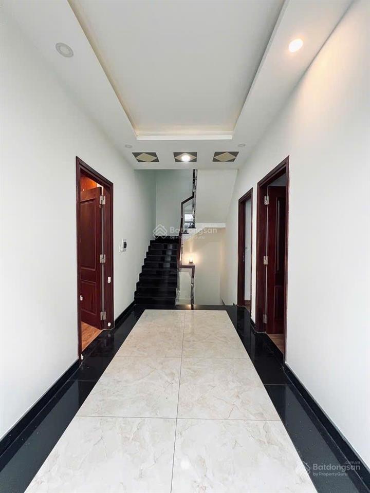 Biệt thự compound  dt 180m² (10 x 18m) x 4 tầng  6pn, 7wc  gần the global city