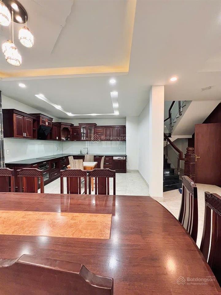 Biệt thự compound  dt 180m² (10 x 18m) x 4 tầng  6pn, 7wc  gần the global city