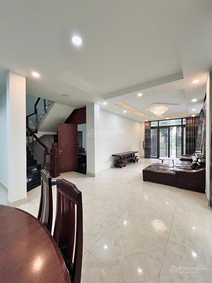 Biệt thự compound  dt 180m² (10 x 18m) x 4 tầng  6pn, 7wc  gần the global city