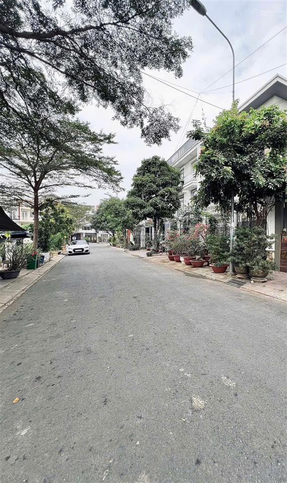 Biệt thự compound  dt 180m² (10 x 18m) x 4 tầng  6pn, 7wc  gần the global city