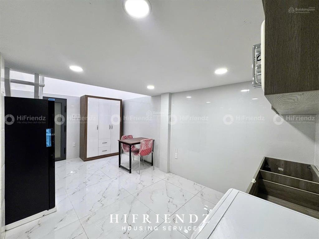 Mới 100% duplex full nội thất thang máy cửa sổ ngay trung tâm q5