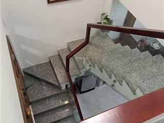 Nhà 2 tầng đẹp, mới vào ở ngay, khu phố biển