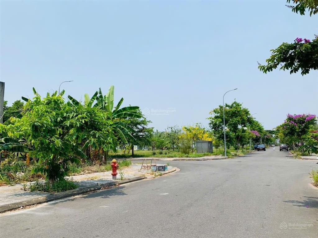 Sập hầm  bán đất 180m2  ngang rộng 7,5m rộng rãi  giá chưa tới 50 triệu/m2