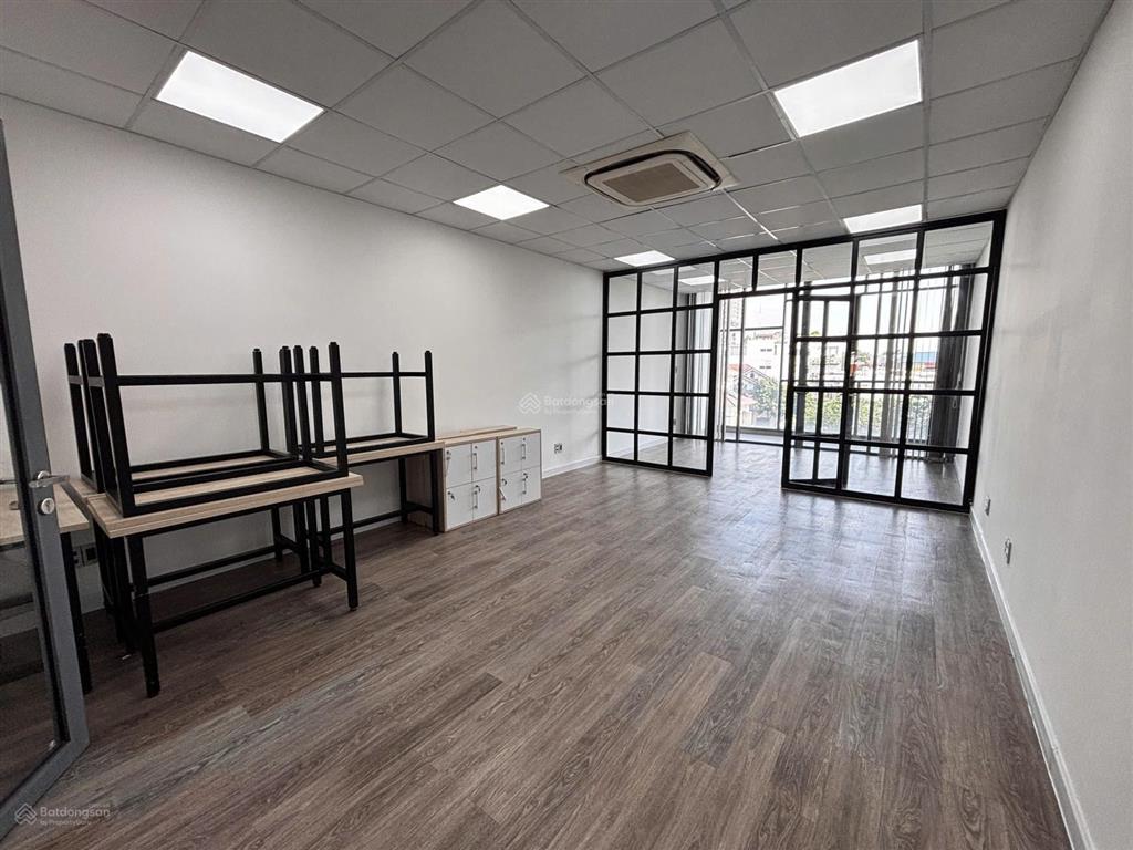 Cho thuê văn phòng mặt tiền nguyễn văn hưởng, 1 hầm 4 lầu,thang máy, máy lạnh,dtsd hơn 500m2, 130tr