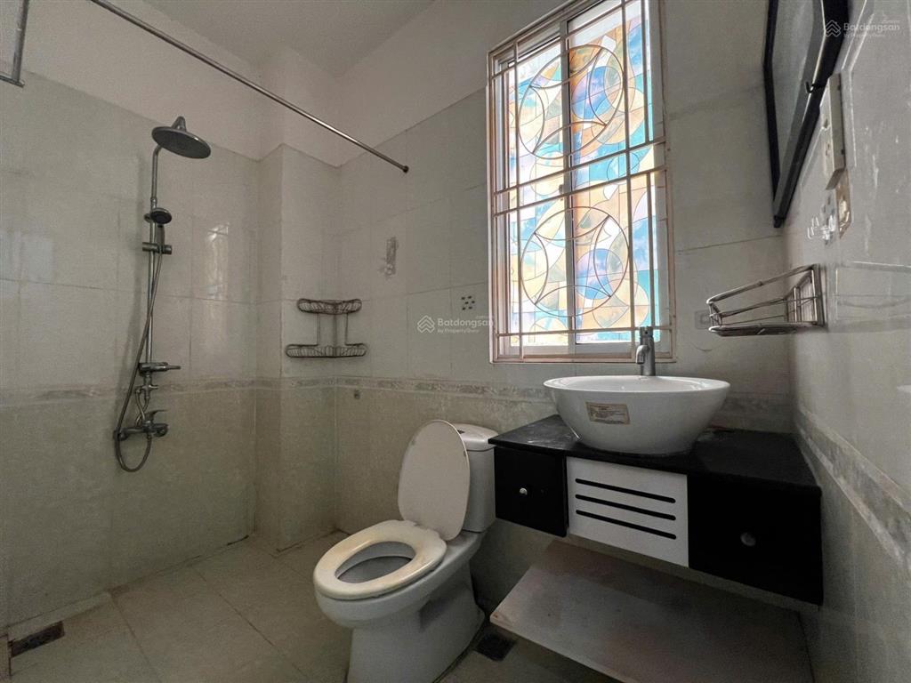 Cho thuê nhà sau siêu thị metro, 4 lầu, dtsd 300m2, full nội thất, làm vp hoặc kinh doanh, chỉ 32tr