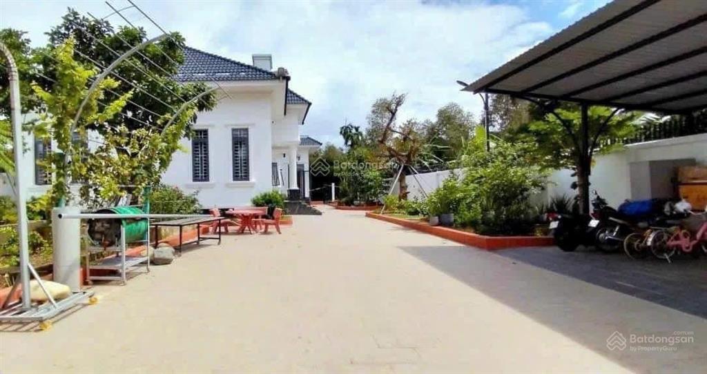 Bán gấp căn biệt thự sân vườn 25x31m. diện tích 773m2. giá 1,9 tỷ. gần bệnh viện nhi đồng. sổ riêng