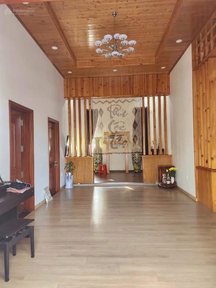 Bán gấp căn biệt thự sân vườn 25x31m. diện tích 773m2. giá 1,9 tỷ. gần bệnh viện nhi đồng. sổ riêng