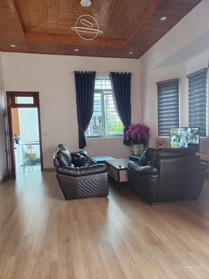 Bán gấp căn biệt thự sân vườn 25x31m. diện tích 773m2. giá 1,9 tỷ. gần bệnh viện nhi đồng. sổ riêng